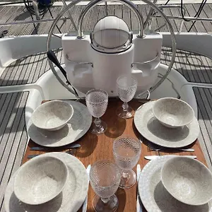 Sea Bloom - Sleep & Sail In Tejo Bateau-hôtel